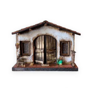 Típica casa con terraza de baldosas rojas y banca para sentarse a pasar la tarde.